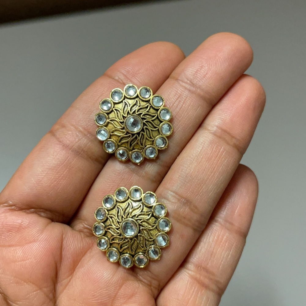 Studs - Picture 7 of 9